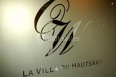 Miniature Location salle Jodoigne (Brabant wallon) - La Villa du Hautsart #4 Chambre avec lit double, murs roses, miroir pleine hauteur, éclairage mural et sol en carrelage sombre.