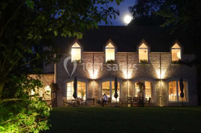 Miniature Location salle Jodoigne (Brabant wallon) - La Villa du Hautsart #20 Chambre avec lit double, murs roses, miroir pleine hauteur, éclairage mural et sol en carrelage sombre.