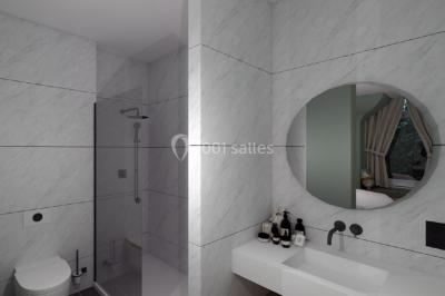 Miniature Location salle Jodoigne (Brabant wallon) - La Villa du Hautsart #22 Chambre avec lit double, murs roses, miroir pleine hauteur, éclairage mural et sol en carrelage sombre.