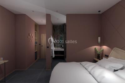 Miniature Location salle Jodoigne (Brabant wallon) - La Villa du Hautsart #23 Chambre avec lit double, murs roses, miroir pleine hauteur, éclairage mural et sol en carrelage sombre.