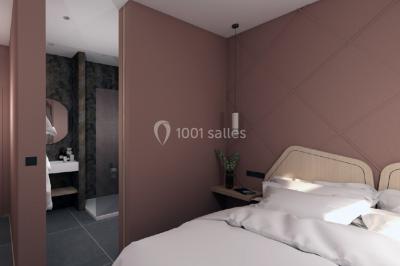 Miniature Location salle Jodoigne (Brabant wallon) - La Villa du Hautsart #24 Chambre avec lit double, murs roses, miroir pleine hauteur, éclairage mural et sol en carrelage sombre.