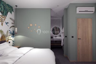 Miniature Location salle Jodoigne (Brabant wallon) - La Villa du Hautsart #29 Chambre avec lit double, murs roses, miroir pleine hauteur, éclairage mural et sol en carrelage sombre.