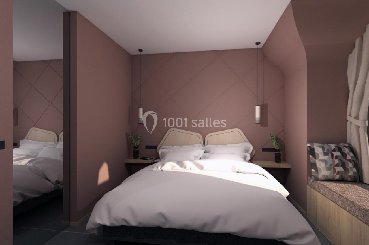 Chambre avec lit double, murs roses, suspensions modernes, plantes décoratives et banquette près d'une fenêtre.