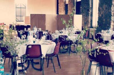 Vue d'un espace extérieur avec pelouse, arbres, une voiture ancienne rouge et des personnes se promenant.