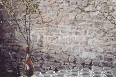 Vue d'un espace extérieur avec pelouse, arbres, une voiture ancienne rouge et des personnes se promenant.