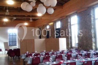 Vue d'un espace extérieur avec pelouse, arbres, une voiture ancienne rouge et des personnes se promenant.