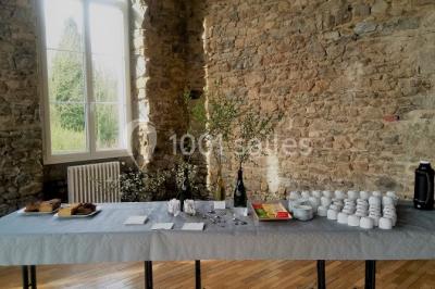 Vue d'un espace extérieur avec pelouse, arbres, une voiture ancienne rouge et des personnes se promenant.