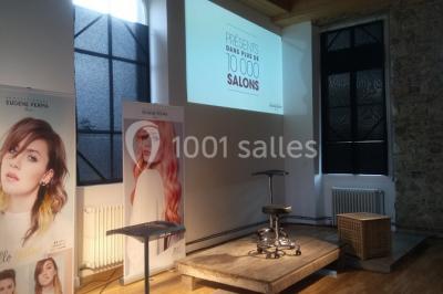 Vue d'un espace extérieur avec pelouse, arbres, une voiture ancienne rouge et des personnes se promenant.