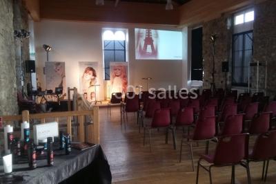 Vue d'un espace extérieur avec pelouse, arbres, une voiture ancienne rouge et des personnes se promenant.