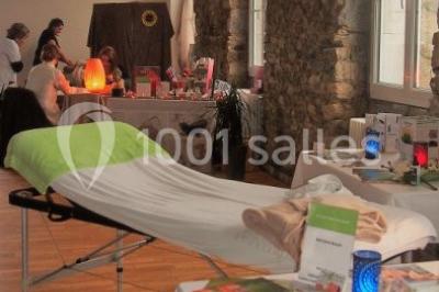 Vue d'un espace extérieur avec pelouse, arbres, une voiture ancienne rouge et des personnes se promenant.