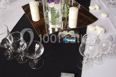 Vue d'un espace extérieur avec pelouse, arbres, une voiture ancienne rouge et des personnes se promenant.