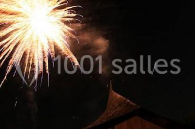Vue d'un espace extérieur avec pelouse, arbres, une voiture ancienne rouge et des personnes se promenant.