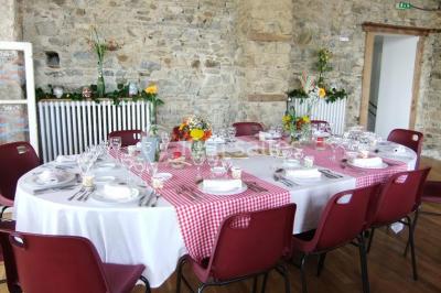 Vue d'un espace extérieur avec pelouse, arbres, une voiture ancienne rouge et des personnes se promenant.