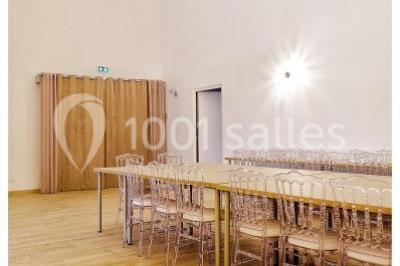 Un parking extérieur rempli de voitures, entouré de végétation et éclairé par une lumière naturelle.