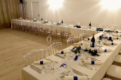 Un parking extérieur rempli de voitures, entouré de végétation et éclairé par une lumière naturelle.