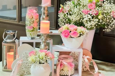 Un parking extérieur rempli de voitures, entouré de végétation et éclairé par une lumière naturelle.