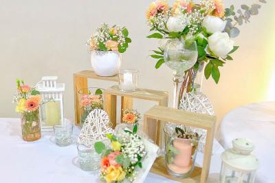 Un parking extérieur rempli de voitures, entouré de végétation et éclairé par une lumière naturelle.