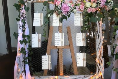 Un parking extérieur rempli de voitures, entouré de végétation et éclairé par une lumière naturelle.