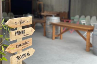 Un parking extérieur rempli de voitures, entouré de végétation et éclairé par une lumière naturelle.