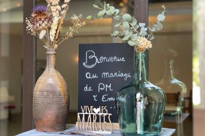 Un parking extérieur rempli de voitures, entouré de végétation et éclairé par une lumière naturelle.