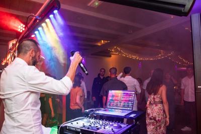 Un parking extérieur rempli de voitures, entouré de végétation et éclairé par une lumière naturelle.