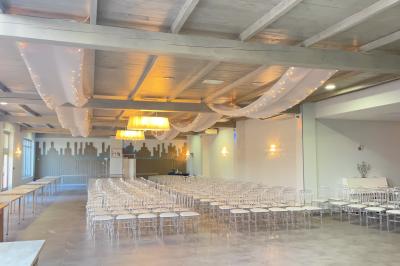 Un parking extérieur rempli de voitures, entouré de végétation et éclairé par une lumière naturelle.