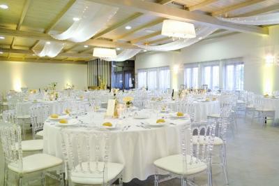 Un parking extérieur rempli de voitures, entouré de végétation et éclairé par une lumière naturelle.