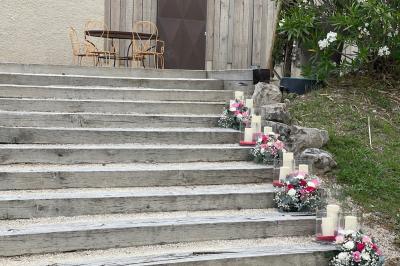 Un parking extérieur rempli de voitures, entouré de végétation et éclairé par une lumière naturelle.