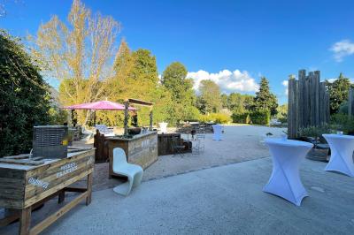 Un parking extérieur rempli de voitures, entouré de végétation et éclairé par une lumière naturelle.