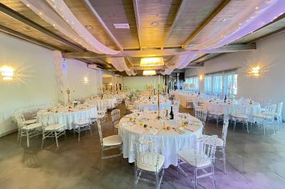 Un parking extérieur rempli de voitures, entouré de végétation et éclairé par une lumière naturelle.