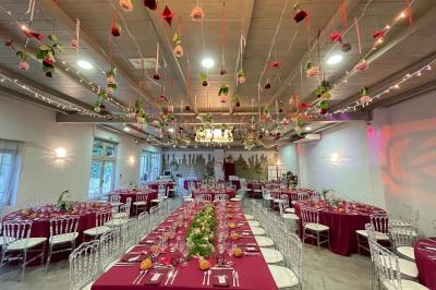 Un parking extérieur rempli de voitures, entouré de végétation et éclairé par une lumière naturelle.