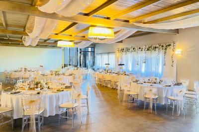 Un parking extérieur rempli de voitures, entouré de végétation et éclairé par une lumière naturelle.