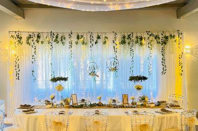 Un parking extérieur rempli de voitures, entouré de végétation et éclairé par une lumière naturelle.