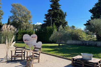 Un parking extérieur rempli de voitures, entouré de végétation et éclairé par une lumière naturelle.