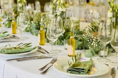 Un parking extérieur rempli de voitures, entouré de végétation et éclairé par une lumière naturelle.