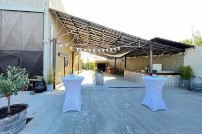 Un parking extérieur rempli de voitures, entouré de végétation et éclairé par une lumière naturelle.