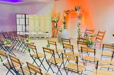 Un parking extérieur rempli de voitures, entouré de végétation et éclairé par une lumière naturelle.