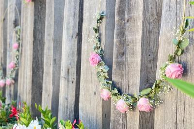 Un parking extérieur rempli de voitures, entouré de végétation et éclairé par une lumière naturelle.