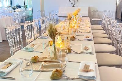 Un parking extérieur rempli de voitures, entouré de végétation et éclairé par une lumière naturelle.