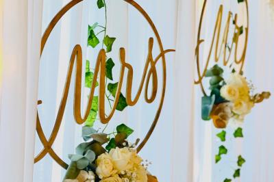 Un parking extérieur rempli de voitures, entouré de végétation et éclairé par une lumière naturelle.