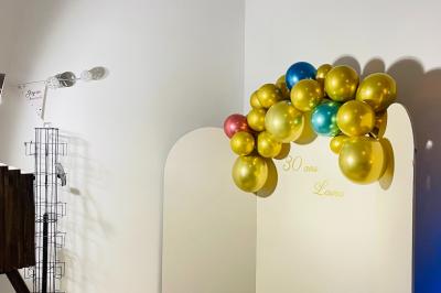 Un parking extérieur rempli de voitures, entouré de végétation et éclairé par une lumière naturelle.