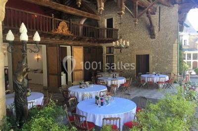 Plan du Château d'Anjou montrant la disposition des salles, incluant théâtre, salons et salle de bal.