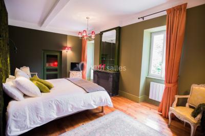 Miniature Location salle Cordelle (Loire) - Domaine des Grands Cèdres #28 Vue depuis un balcon avec une rambarde en fer forgé sur un parc verdoyant, des arbres et des collines à l'horizon.