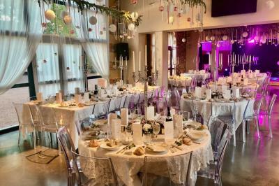 Miniature Location salle Cordelle (Loire) - Domaine des Grands Cèdres #3 Vue depuis un balcon avec une rambarde en fer forgé sur un parc verdoyant, des arbres et des collines à l'horizon.