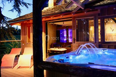 Miniature Location salle Cordelle (Loire) - Domaine des Grands Cèdres #21 Vue depuis un balcon avec une rambarde en fer forgé sur un parc verdoyant, des arbres et des collines à l'horizon.