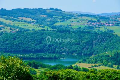 Miniature Location salle Cordelle (Loire) - Domaine des Grands Cèdres #10 Vue depuis un balcon avec une rambarde en fer forgé sur un parc verdoyant, des arbres et des collines à l'horizon.