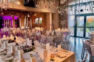 Miniature Location salle Cordelle (Loire) - Domaine des Grands Cèdres #18 Vue depuis un balcon avec une rambarde en fer forgé sur un parc verdoyant, des arbres et des collines à l'horizon.