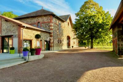 Miniature Location salle Cordelle (Loire) - Domaine des Grands Cèdres #4 Vue depuis un balcon avec une rambarde en fer forgé sur un parc verdoyant, des arbres et des collines à l'horizon.