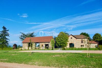 Miniature Location salle Cordelle (Loire) - Domaine des Grands Cèdres #13 Vue depuis un balcon avec une rambarde en fer forgé sur un parc verdoyant, des arbres et des collines à l'horizon.