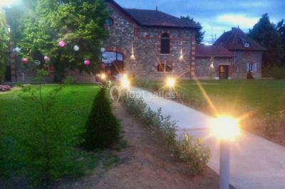 Miniature Location salle Cordelle (Loire) - Domaine des Grands Cèdres #8 Vue depuis un balcon avec une rambarde en fer forgé sur un parc verdoyant, des arbres et des collines à l'horizon.